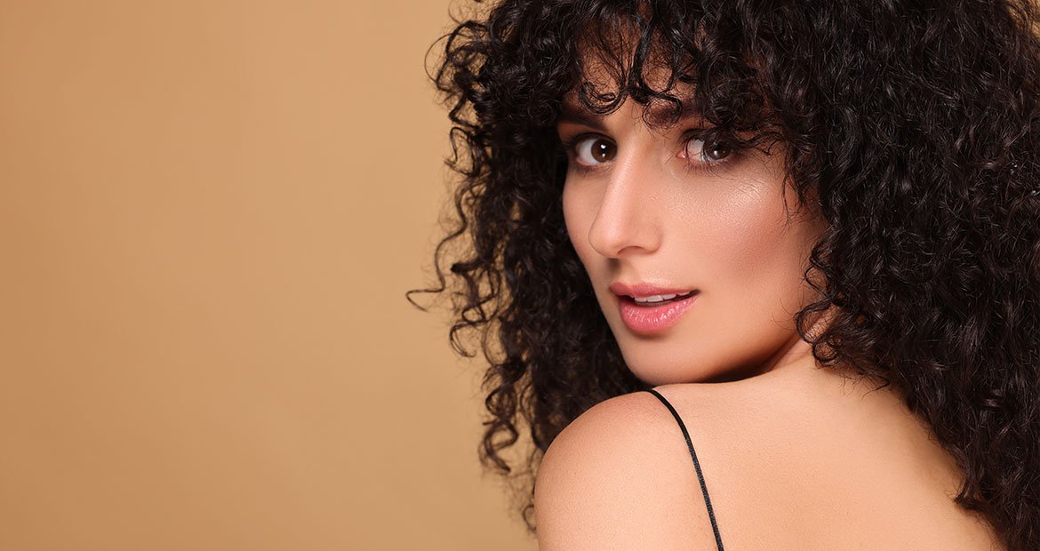 mulher de cabelo cacheado castanho escuro